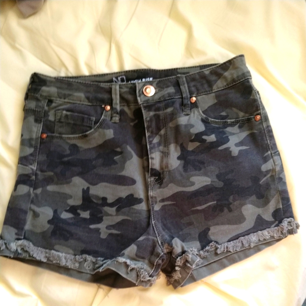 No Boundaries Woman's Shorts Juniors Size 5 Button Front Belt loops Camo Green